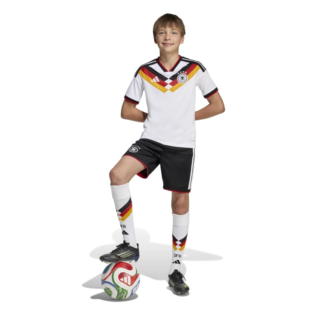 Detalhe da camisa infantil Adidas com escudo bordado da seleção alemã